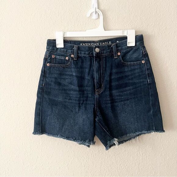American Eagle Size 4 Mom Shorts Denim Blue Jean Shorts Raw Hem - Picture 1 of 8